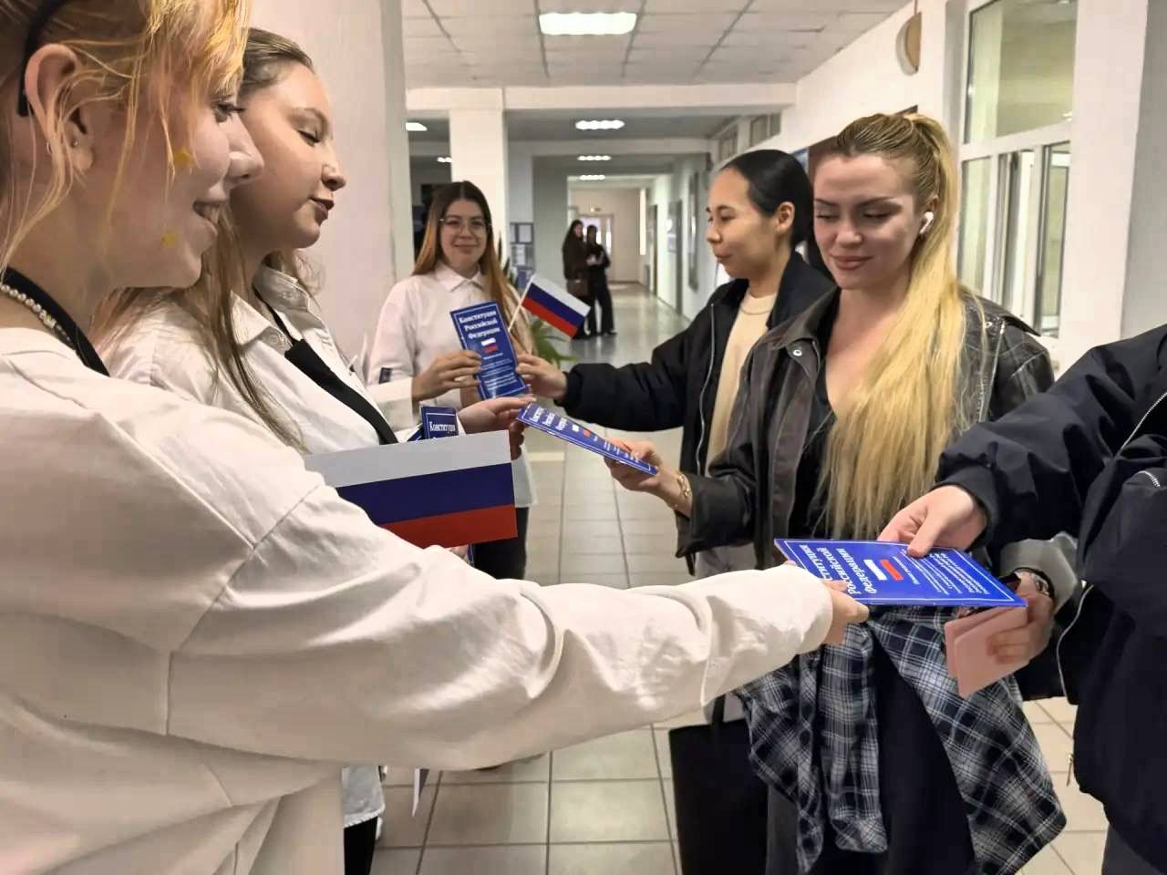 Ресурсным центром волонтерства СочиГУ проведена акция ко Дню Конституции 
