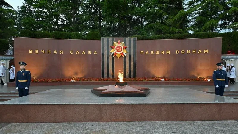 Возложение цветов на Аллее Героев Советского Союза и Завокзальном мемориальном комплексе