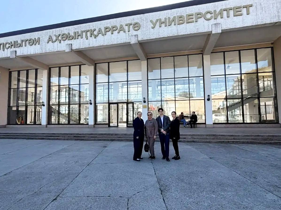 В рамках поездки в Абхазский государственный университет для делегации СочиГУ была организована ознакомительная экскурсия по вузу