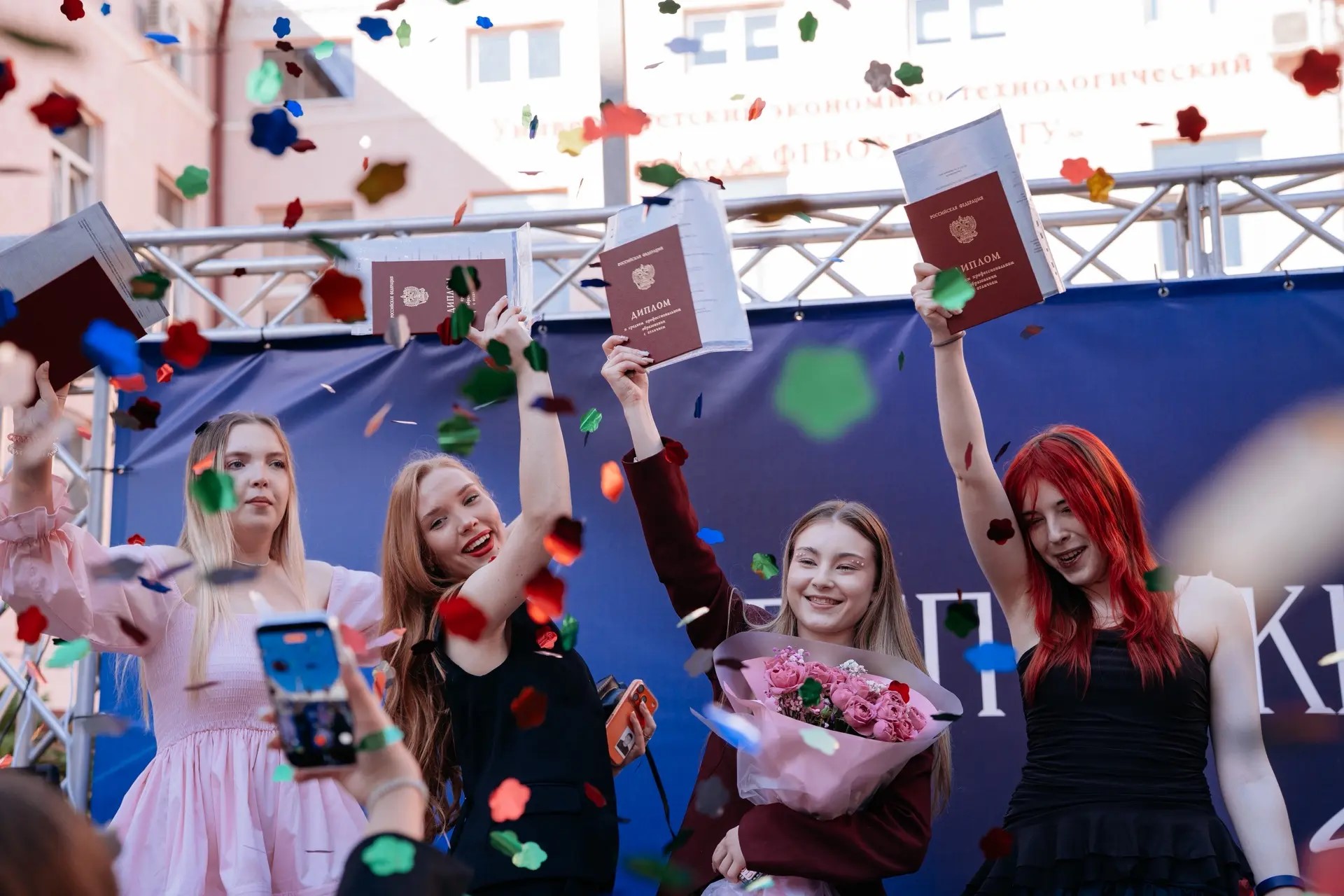 Позади — зачёты, экзамены и бессонные ночи, а впереди — новые возможности у выпускников Университетского колледжа СочиГУ! 