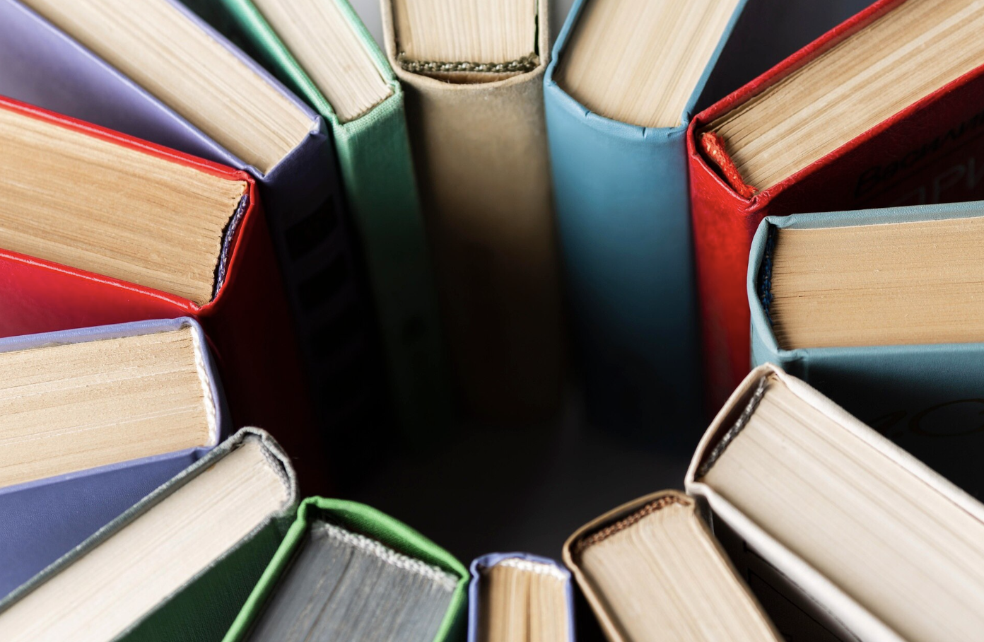  Книжная выставка-просмотр "Память огненных лет": с книжных страниц на большой экран: Дню Победы в Великой Отечественной войне посвящается