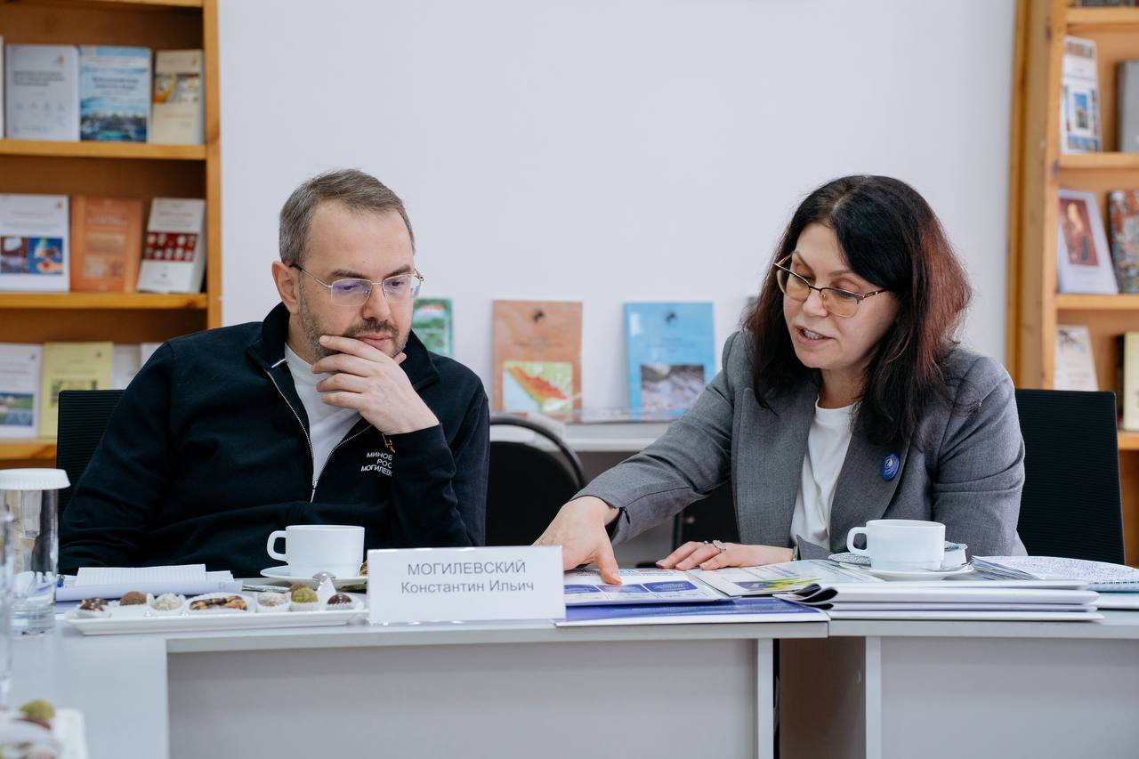 Заместителю Министра науки и высшего образования Константину Ильичу Могилевскому продемонстрировали исследования ученых Сочинского государственного университета 